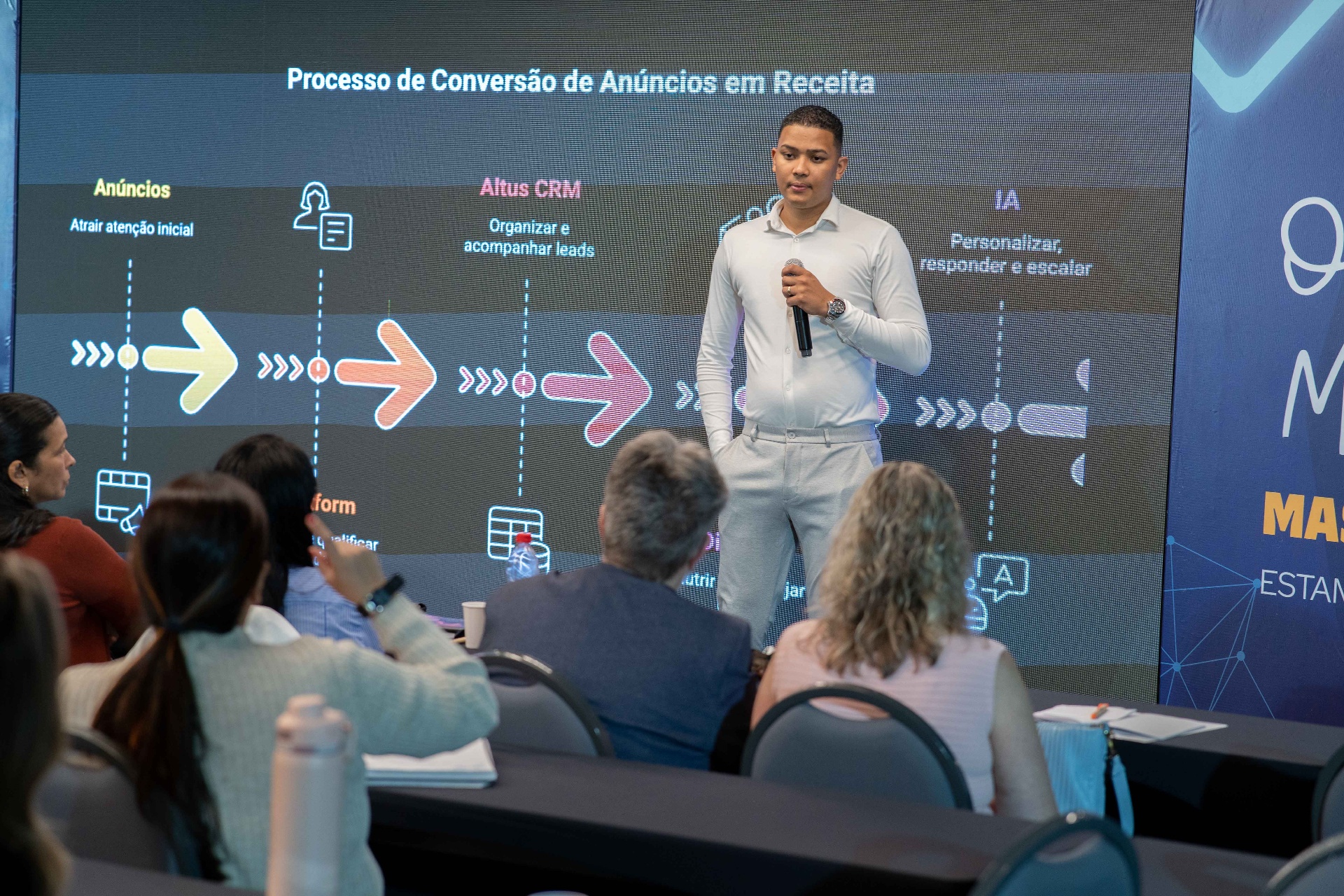 Jeremias Matra palestrando sobre conversão de anúncios
